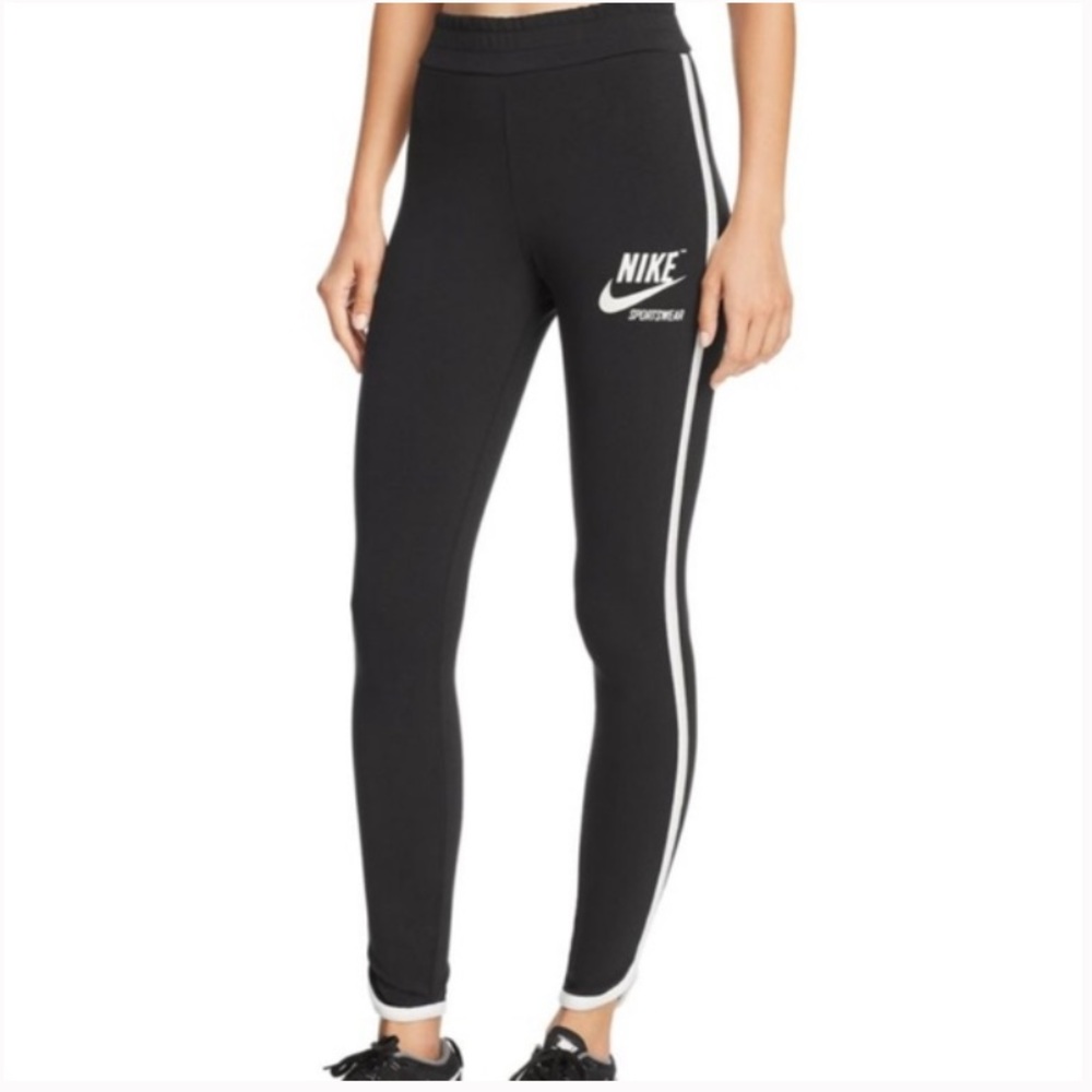 NIKE WOMENS LEGGINS!